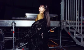 Lisa được Đệ nhất phu nhân Pháp kéo tay đứng ở vị trí trung tâm bức ảnh