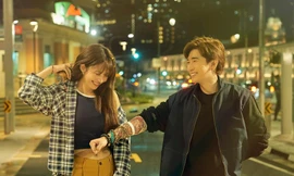 Chi Dân ngọt ngào bên hot TikToker Lê Bống, mang cả ê-kíp sang Singapore quay MV