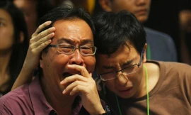 Thân nhân của các hành khách trên máy bay QZ8501 bật khóc khi biết hung tin.