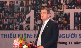 Arthur Erken – Trưởng Đại diện UNFPA tại Việt Nam cho rằng đây chính là thời điểm Việt Nam cần phải đầu tư cho thanh, thiếu niên - dân số “vàng” của đất nước.