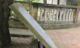 Bé 10 tuổi bị bia chùa đè chết