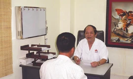 GS.TS Trần Quán Anh khám cho bệnh nhân bị MDN