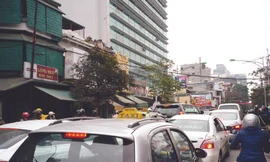 Phố Lê Duẩn đoạn trước tòa nhà chợ Cửa Nam thường xuyên xảy ra ùn tắc Ảnh: Trọng Đảng