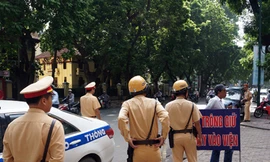 ất nhiều CSGT vây 1 chiếc xe biển xanh dừng đỗ không đúng quy định trên đường Nguyễn Thái Học