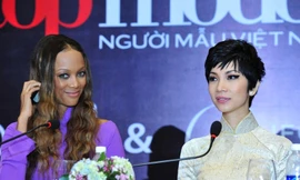 Siêu mẫu huyền thoại Tyra Banks lạ lẫm với áo dài tím