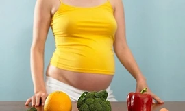 Thực hư chuyện bà bầu ăn nhiều sẽ khó sinh