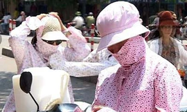 Nắng nóng thiêu đốt Hà Nội