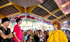 Thí sinh Next Top Model 'đại náo' chợ Bến Thành