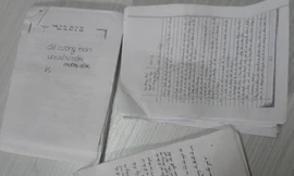 Bày bán phao thi tại cổng trường ĐH: Cỡ nào, môn gì cũng có