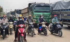 Nhiều phương tiện dừng không đúng làn đường trên Quốc lộ 51