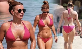 Bà xã Wayne Rooney diện bikini 'bốc lửa' ở biển