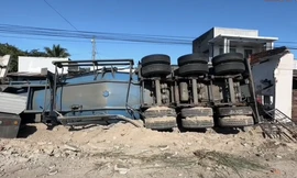 Xe đầu kéo lật nghiêng tông sập nhà dân ở huyện Hàm Thuận Bắc tỉnh Bình Thuận. Ảnh: CTV