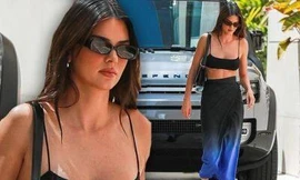 'Siêu mẫu đắt giá nhất thế giới' mặc bra bé xíu khoe chân ngực gợi cảm, vòng 2 phẳng lỳ trên phố