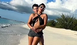 Hoa hậu Priyanka Chopra tung ảnh 'tình bể bình' bên chồng kém 10 tuổi