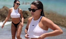 Mẫu áo tắm Brooks Nader khoe vòng một 'bốc lửa' ở biển