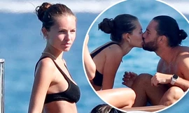 ‘Cô gái xinh đẹp nhất thế giới’ khoe dáng với bikini, tình tứ bạn trai ở biển