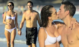Diện bikini nóng bỏng, cựu 'thiên thần nội y' 8x hôn đắm đuối bạn trai ở biển