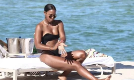 'Nữ hoàng R&B' Kelly Rowland diện bikini khoe body đẫy đà ở biển