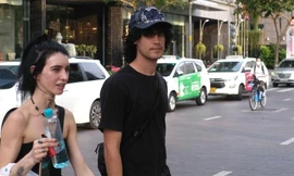 Khách nước ngoài sang đường ở TPHCM: Sợ, hỗn loạn nhưng... vui