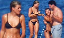 Con gái danh ca Lionel Richie tình tứ bạn trai ở biển