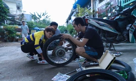 Vợ bầu sắp sinh, anh xe ôm vẫn đều đặn giúp đỡ nhiều người gặp nạn giữa đêm ở TPHCM