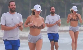 Con gái 17 tuổi của thủ lĩnh nhóm Coldplay nảy nở cực gợi cảm với bikini