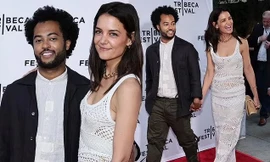 Vợ cũ Tom Cruise mặc xuyên thấu, quấn quýt tình trẻ kém 11 tuổi ở sự kiện