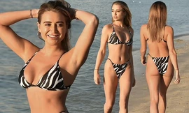 Sao truyền hình 9x đẹp như tượng tạc ở biển với bikini