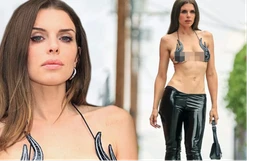 Julia Fox mặc áo bikini bé xíu lộ gần hết thân trên xuống phố
