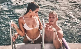 'Mỹ nhân gợi cảm nhất thế giới' diện bikini nóng bỏng bên bạn trai