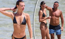 Quán quân Siêu mẫu Úc diện bikini tí hon, thân thiết với trai lạ ở biển