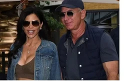 Bạn gái 53 tuổi của tỷ phú Amazon khoe vòng một 'bốc lửa' trên phố