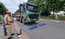 Lực lượng Công an huyện Củ Chi ra quân xử lý xe quá tải. Ảnh: LÊ THOA 