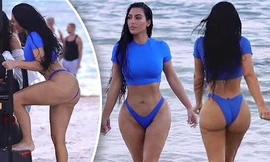 'Kim siêu vòng 3' đốt mắt fan với bikini xẻ hông cao vút trên biển