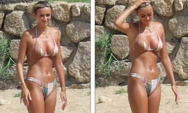 Bạn gái tiền vệ Ross Barkley đẹp như mộng với bikini ở biển