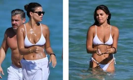 Mẫu áo tắm Brooks Nader cực nóng bỏng với bikini ở biển