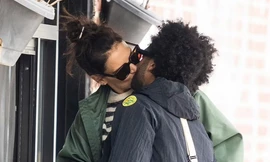 Katie Holmes say sưa khóa môi tình mới kém 11 tuổi trên phố