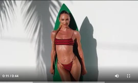 'Biểu tượng sắc đẹp' Nam Phi phô đường cong tuyệt mỹ với áo tắm