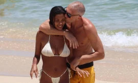 Tài tử Vincen Cassel vui đùa tình tứ với vợ người mẫu kém 31 tuổi ở biển