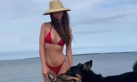 Mẫu nội y Emily Ratajkowski đẹp như mộng ở biển với bikini nhỏ xíu
