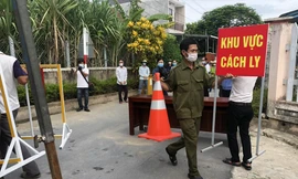 Lực lượng dân quân tự vệ dỡ barie, biển cấm ở thôn Mỹ Huệ 1- ảnh Nguyễn Ngọc