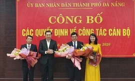 Ông Huỳnh Đức Thơ, Chủ tịch UBND TP Đà Nẵng tặng hoa chúc mừng 3 cán bộ chủ chốt vừa được điều động, phân công nhiệm vụ mới. 