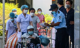 Bệnh nhân bệnh viện C Đà Nẵng được y bác sĩ tiễn ra tận cổng sau khi bệnh viện này được dỡ bỏ phong toả. Ảnh: Nguyễn Thành