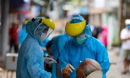 Lấy mẫu xét nghiệm tại khu dân cư ở Đà Nẵng. Ảnh: Nguyễn Thành