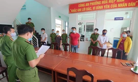 Công an thực hiện lệnh khởi tố vụ án, khởi tố bị can 5 đối tượng "chống người thi hành công vụ". Ảnh: C.A