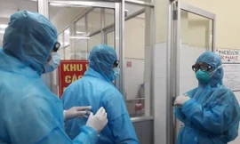 Lãnh đạo TP Đà Nẵng trong một lần kiểm tra khu vực cách ly tại Bệnh viên Đà Nẵng