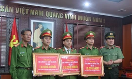 Ban giám đốc CA TP Đà Nẵng trao thưởng của UBND TP cho 3 tổ công tác của lực lượng 911 (CA TP Đà Nẵng). Ảnh: Nguyễn Thành