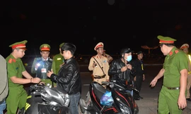 Lực lượng 911 (CATP Đà Nẵng) làm nhiệm vụ tuần tra, chốt chặn kiểm soát an ninh trật tự. 