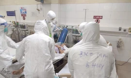 Các y bác sĩ bên trong phòng chữa bệnh COVID-19 ở Đà Nẵng