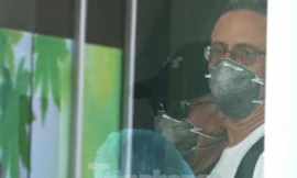 Bệnh nhân số 22 và số 23 (cùng quốc tịch Anh) được bệnh viện Đà Nẵng cho xuất viện vào ngày 27/3. Ảnh: Nguyễn Thành